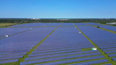 Almanya 'da temiz ve sürdürülebilir enerji sağlayan büyük bir güneş çiftliğinin havadan görüntüsü. İHA alçalıyor 
