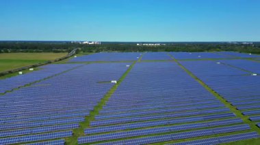 Almanya 'da temiz ve sürdürülebilir enerji sağlayan büyük bir güneş çiftliğinin havadan görüntüsü. Yukarıdan insansız hava aracı görüntüleri 