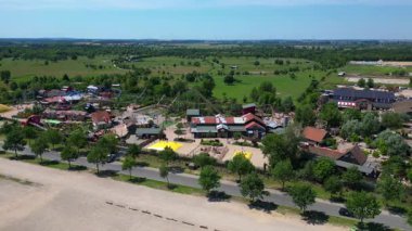 Almanya 'daki lunaparkta hız trenleri, çocuk parkları ve çeşitli eğlenceler sunuluyor. geniş yörünge görünümü dronu 