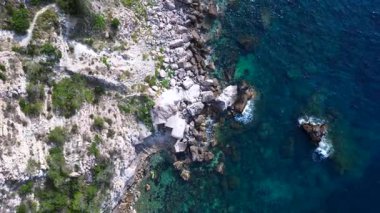 İspanya, İbiza 'nın kayalık sahillerinde kristal suyun havadan görünüşü. hız rampası hiper hareket zaman aşımı 