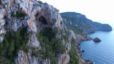 İspanya, İbiza 'nın kayalık sahillerinde kristal suyun havadan görünüşü. hız rampası hiper hareket zaman aşımı 