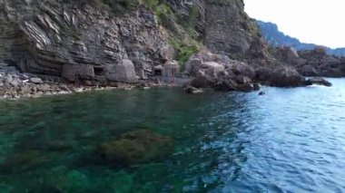 İspanya, İbiza 'nın kayalık sahillerinde kristal suyun havadan görünüşü. hız rampası hiper hareket zaman aşımı 