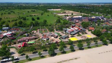 Almanya 'daki lunaparkta hız trenleri, çocuk parkları ve çeşitli eğlenceler sunuluyor. Yukarıdan aşağıya doğru uçur 