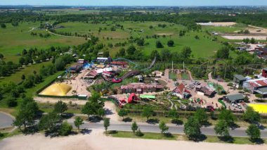 Almanya 'daki lunaparkta hız trenleri, çocuk parkları ve çeşitli eğlenceler sunuluyor. İHA alçalıyor 