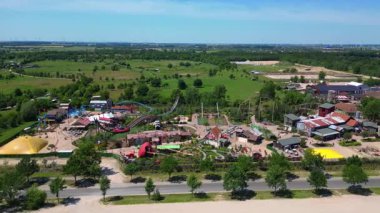 Almanya 'daki lunaparkta hız trenleri, çocuk parkları ve çeşitli eğlenceler sunuluyor. panorama genel görünüm dronu 