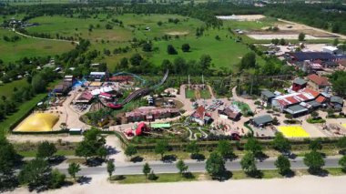 Almanya 'daki lunaparkta hız trenleri, çocuk parkları ve çeşitli eğlenceler sunuluyor. İHA alçalıyor 