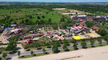 Almanya 'daki lunaparkta hız trenleri, çocuk parkları ve çeşitli eğlenceler sunuluyor. Yukarıdan insansız hava aracı görüntüleri 