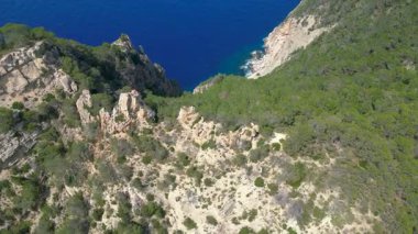 İspanya 'nın İbiza kentindeki kayalık bir uçurumda yürüyüş yapan bir grup turist, Akdeniz' in nefes kesici manzarasının tadını çıkarıyorlar. hız rampası hiper hareket zaman aşımı 