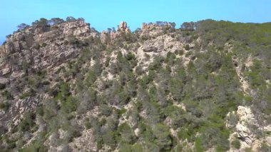 İspanya 'nın İbiza kentindeki kayalık bir uçurumda yürüyüş yapan bir grup turist, Akdeniz' in nefes kesici manzarasının tadını çıkarıyorlar. hız rampası hiper hareket zaman aşımı 