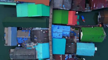 Koh chang, Tayland 'daki bom bao rıhtımının renkli stilt evlerinin havadan görünüşü yoksulluğu ve aşırı nüfusu gösteriyor. hız rampası hiper hareket zaman aşımı 