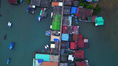 Koh chang, Tayland 'daki bom bao rıhtımının renkli stilt evlerinin havadan görünüşü yoksulluğu ve aşırı nüfusu gösteriyor. İHA kamerası aşağıya bakıyor 
