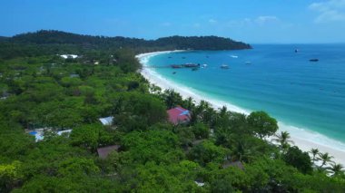 Kamboçya 'daki Koh Rong adasında, beyaz kumsaldaki tropikal bir kulübenin turkuaz suyla buluşmasının havadan görüntüsü. Yukarıdan insansız hava aracı görüntüleri 