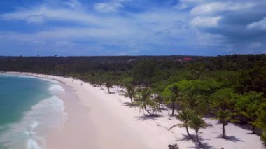 Koh Rong adasındaki Long Set Sahili 'nin hava manzarasında turkuaz sular, beyaz kumlu plajlar ve yemyeşil tropikal bitki örtüsü yer alıyor. İHA alçalıyor 
