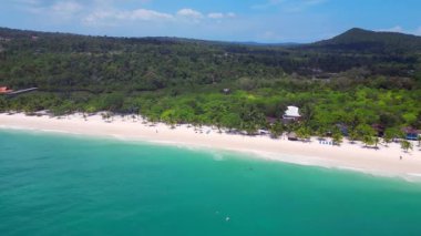 Koh Rong adasındaki Long Set Sahili 'nin hava manzarasında turkuaz sular, beyaz kumlu plajlar ve yemyeşil tropikal bitki örtüsü yer alıyor. İHA 'yı çek 