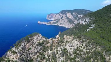 İbizas görkemli kayalıklarının ve turkuaz suların manzaralı manzarası Akdeniz güzelliğinin özünü yakalıyor. hız rampası hiper hareket zaman aşımı 