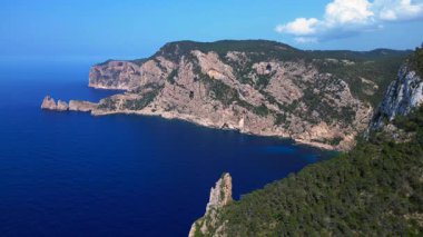 İbizas görkemli kayalıklarının ve turkuaz suların manzaralı manzarası Akdeniz güzelliğinin özünü yakalıyor. panorama genel görünüm dronu 