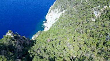 İbizas görkemli kayalıklarının ve turkuaz suların manzaralı manzarası Akdeniz güzelliğinin özünü yakalıyor. Ters İHA uçuşu 