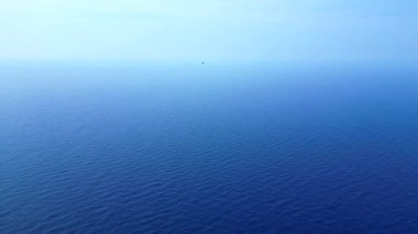 Kayalık kayalıkların ve yemyeşil bitki örtüsünün, İbiza kıyısındaki Akdeniz 'in engin genişliğiyle buluşması nefes kesici bir manzara. hız rampası hiper hareket zaman aşımı 