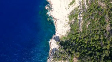 İbizas görkemli kayalıklarının ve turkuaz suların manzaralı manzarası Akdeniz güzelliğinin özünü yakalıyor. Drone 'u yukarı eğ 