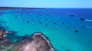 Yelkenli, güneşli bir yaz gününde İspanya 'nın Formentera Adası kıyılarında mahsur kaldı. İHA alçalıyor 