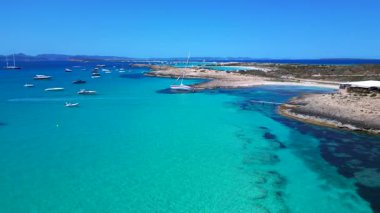 Yelkenli, güneşli bir yaz gününde İspanya 'nın Formentera Adası kıyılarında mahsur kaldı. Ters İHA uçuşu 
