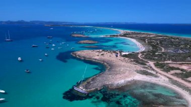 Yelkenli, güneşli bir yaz gününde İspanya 'nın Formentera Adası kıyılarında mahsur kaldı. panorama genel görünüm dronu 