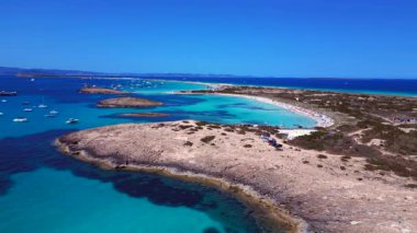 Formenteras turkuaz azur suları ve kumlu plajların manzaralı manzarası. Yukarıdan insansız hava aracı görüntüleri 