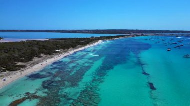 Formenteras turkuaz azur suları ve kumlu plajların manzaralı manzarası. uçuş üstü insansız hava aracı 