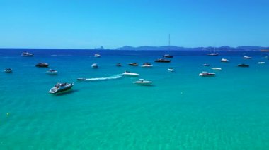 Yelkenli, güneşli bir yaz gününde İspanya 'nın Formentera Adası kıyılarında mahsur kaldı. panorama genel görünüm dronu 