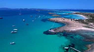 Yelkenli, güneşli bir yaz gününde İspanya 'nın Formentera Adası kıyılarında mahsur kaldı. İHA alçalıyor 
