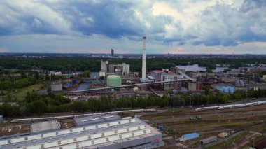 Bir atık yakma tesisinin hava görüntüsü çöpü enerjiye çeviriyor, Berlin, Almanya. İHA alçalıyor 