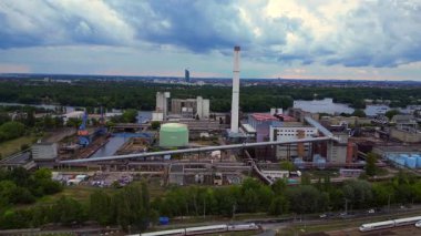 Bir atık yakma tesisinin hava görüntüsü çöpü enerjiye çeviriyor, Berlin, Almanya. Ters İHA uçuşu 