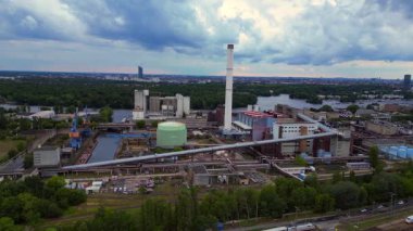 Bir atık yakma tesisinin hava görüntüsü çöpü enerjiye çeviriyor, Berlin, Almanya. panorama yörünge dronu 