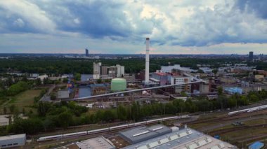 Bir atık yakma tesisinin hava görüntüsü çöpü enerjiye çeviriyor, Berlin, Almanya. Uçarken üstten uçmak İHA 'yı ileri itmek 