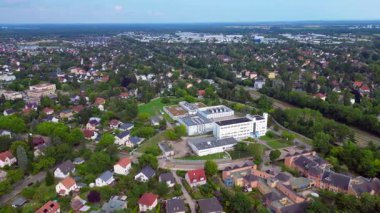 Çatıda soğutma sistemi olan, yerleşim yerleriyle çevrili, kentsel ve endüstriyel bütünleşmeyi gösteren bir veri girişi. Hız rampası hiper hareket zamanı hızlandırılmış panorama yörünge dronu 