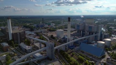 Taşıma bantlarında kömür taşıyan, kentsel bir alanda endüstriyel altyapı sergilenen sert kömür ateşli elektrik santrali. uçuş üstü insansız hava aracı 