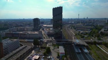 Güneşli bir günde Berlin şehir manzarası Amazon Kulesi, demiryolu hatları ve modern mimari. Hız rampası hiper hareket zamanı hızlandırılmış panorama yörünge dronu 
