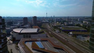 Güneşli bir günde Berlin şehir manzarası Amazon Kulesi, demiryolu hatları ve modern mimari. Hız rampası hiper hareket zaman aşımı ters uçan İHA 