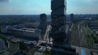 Güneşli bir günde Amazon merkez kulesi, demiryolu hatları ve modern mimarisi olan Berlin şehir manzarası. hız rampası hiper hareket zaman aşımı 