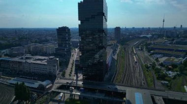 Güneşli bir günde Amazon merkez kulesi, demiryolu hatları ve modern mimarisi olan Berlin şehir manzarası. Sol İHA 'ya dön 