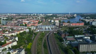 Berlin Ostkreuz tren istasyonu Almanya 'nın arka planında Spree nehri ve göle demiryolu hatlarını bağlıyor. geniş yörünge görünümü dronu 