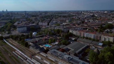 Berlin Raw Partisi ve Kulüp Kültür Bölgesi 'nin havadan görünüşü. Demiryolu Fernsehturm Televizyon Kulesi olan şehir manzarası. panorama genel görünüm dronu 