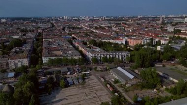 Berlin Raw Partisi ve Kulüp Kültür Bölgesi 'nin havadan görünüşü. Demiryolu Fernsehturm Televizyon Kulesi olan şehir manzarası. Sağ drona döndür 