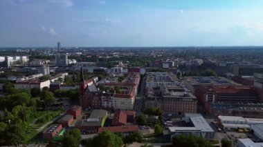 Berlin Ostkreuz tren istasyonu Almanya 'nın arka planında Spree nehri ve göle demiryolu hatlarını bağlıyor. panorama genel görünüm dronu 