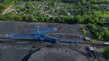 Kömür kazıcısını yerleşim alanı yakınlarındaki bir kömür terminalinde geri alan yayıcı. panorama yörünge dronu 