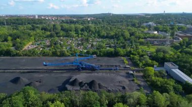 Kömür kazıcısını yerleşim alanı yakınlarındaki bir kömür terminalinde geri alan yayıcı. İticileri ileri çalıştır 