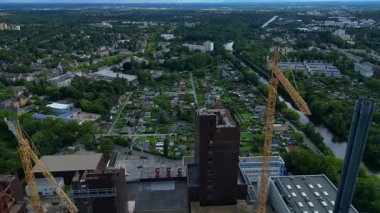 2 vincin yıkım sırasında bir enerji santralini parçaladığını gösteren hava görüntüsü. İHA 'yı eğ 