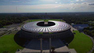 Berlin, Almanya 'daki Hertha bsc Futbol Stadyumu' nun havadan görünüşü yaz günü yemyeşil ile çevrilidir. hız rampası hiper hareket zaman aşımı 