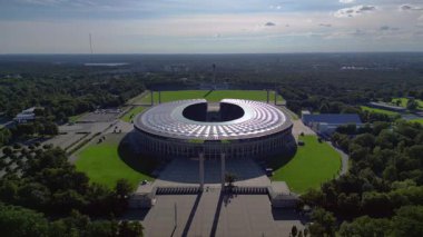 Berlin, Almanya 'daki Hertha bsc Futbol Stadyumu' nun havadan görünüşü yaz günü yemyeşil ile çevrilidir. panorama genel görünüm dronu 