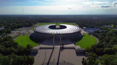 Berlin, Almanya 'daki Hertha bsc Futbol Stadyumu' nun havadan görünüşü yaz günü yemyeşil ile çevrilidir. panorama genel görünüm dronu 